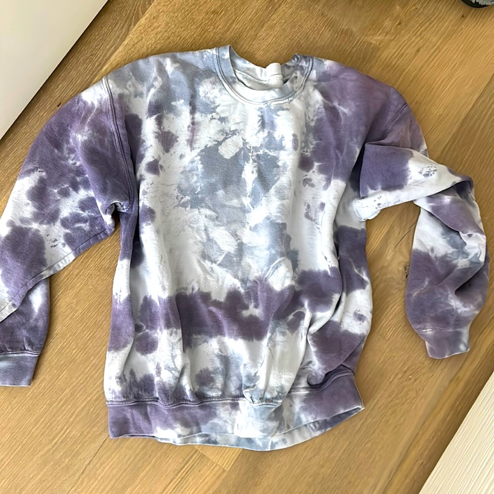 Urban Outfutters x Neon Riot, ombré, size M sweatshirt. More purple IRL ☁️💜